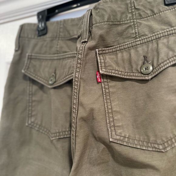 Women’s Levi’s rib cage, straight, utility pants. - Picture 6 of 7